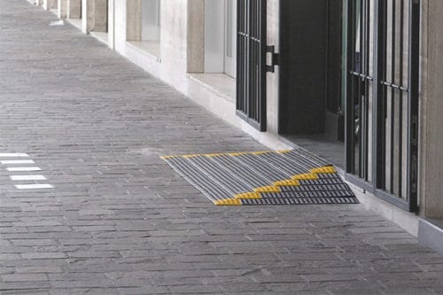 Rampa d'accesso per disabili fuori dal negozio