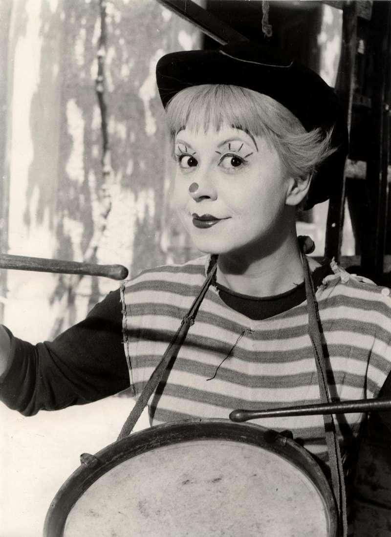 Giulietta Masina, nel film "La Strada" di Federico Fellini, simbolo delle condizioni di sfruttamento in cui molti bambini erano costretti realmente a lavorare al seguito di alcuni saltimbanchi