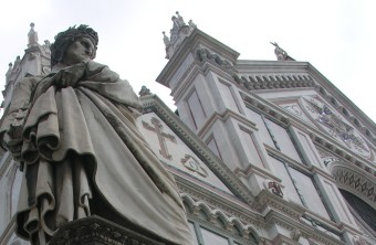 La statua di Dante Alighieri davanti al Duomo di Firenze